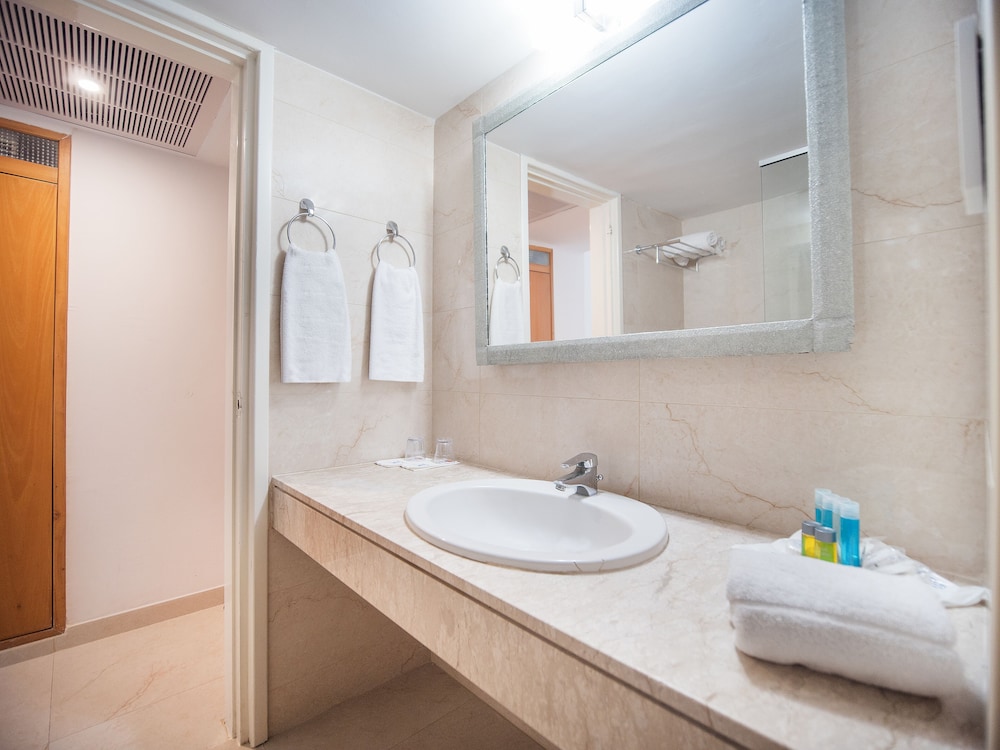 Standard Double or Twin Room, 1 Double or 2 Twin Beds, Balcony, Partial Sea View - Photo 10