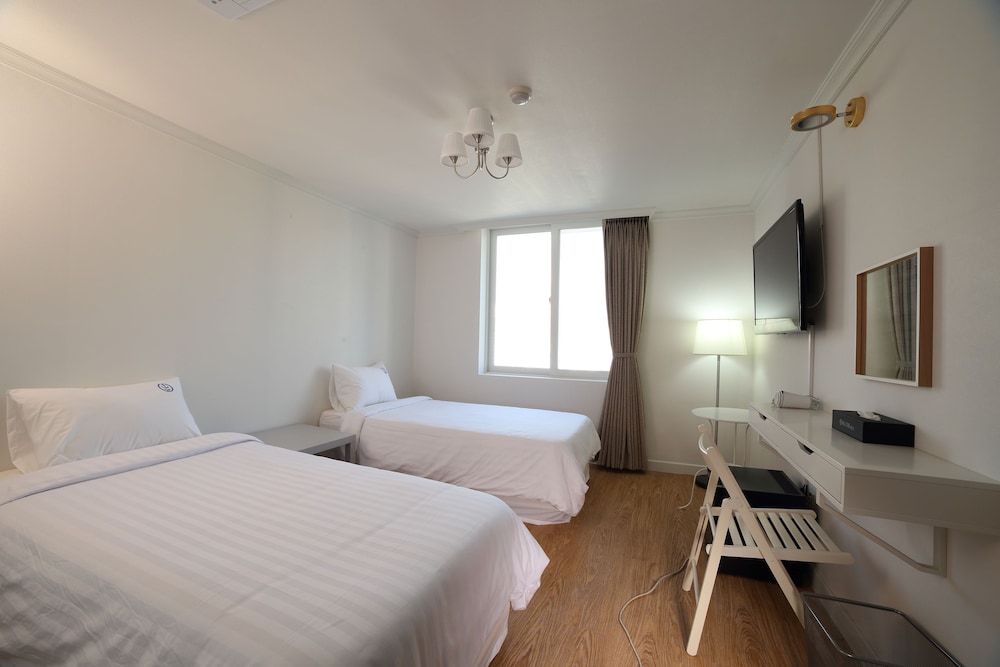 Standard Twin Room, City View (Base pax 2, No Parking)