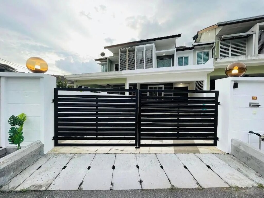 Grand House, 4 Bedrooms, Balcony