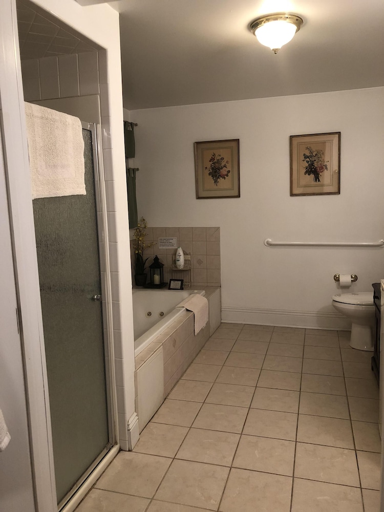 Luxury Quadruple Room, Hot Tub, Courtyard View (Buttercup Suite #9) - Photo 3