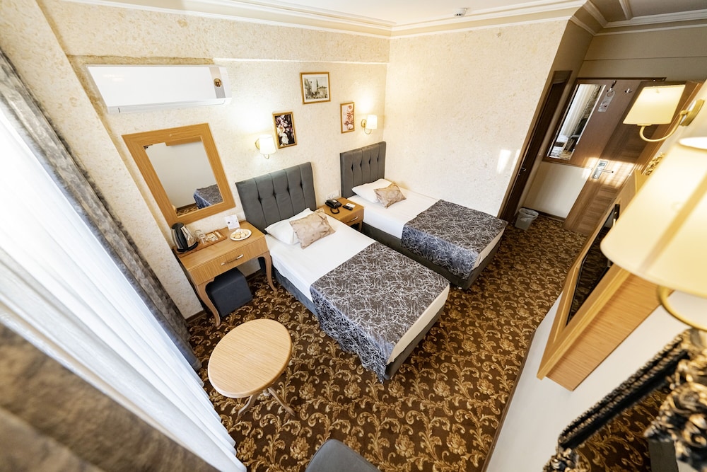 Standard Room with City View and French Balcony (Twin Bed) - Photo 14