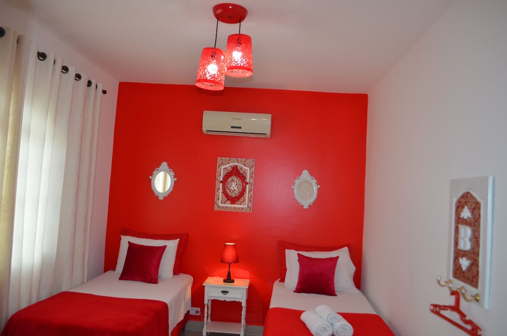 Basic Single Room, 2 Twin Beds, Pool View