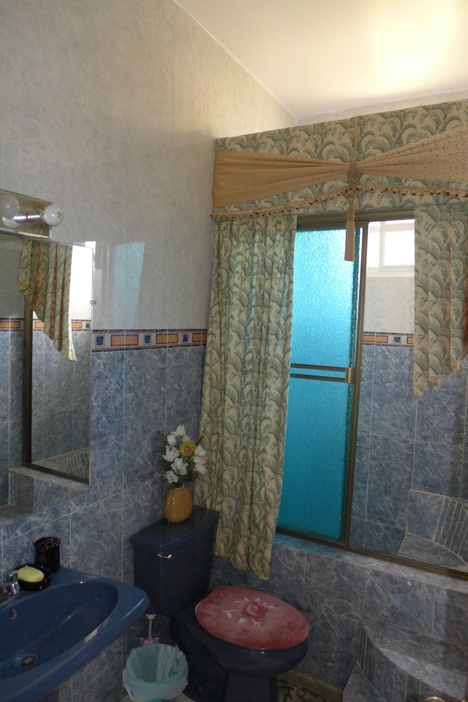 Standard Queen Room With Private Bath photo 2