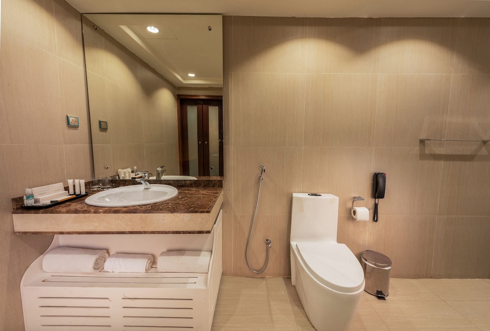Executive Suite - Photo 5