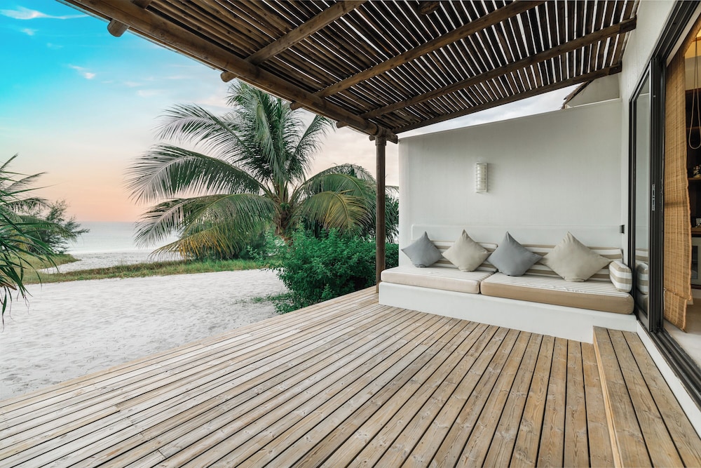 Beachfront Villa photo 2