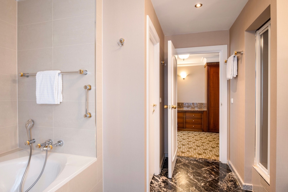 Executive Suite, 1 King Bed - Photo 10