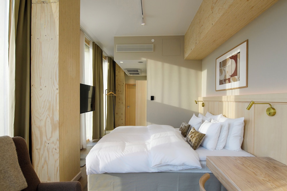 Room, 1 King Bed (Solo Up) - Photo 2