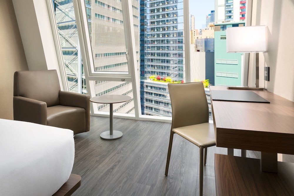 Room, 1 King Bed, City View (Mobility/Hearing Access, Roll-in Shwr) photo 2