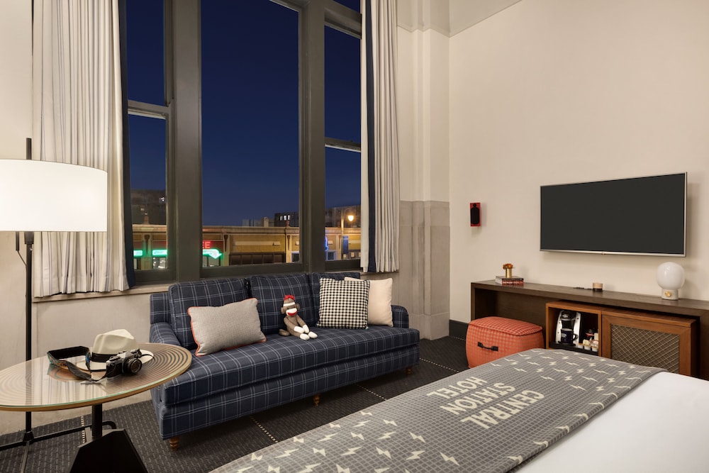 Room, 1 King Bed (Concourse) - Photo 2