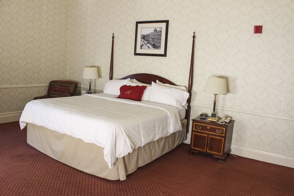 Deluxe Room, 1 King Bed (Preferred) photo 1