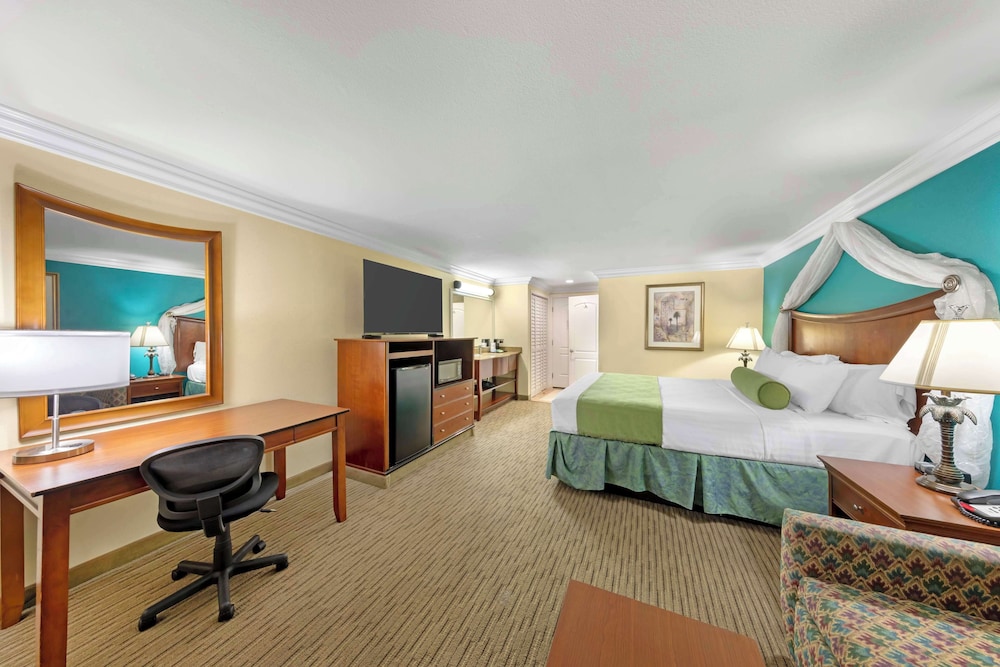 Standard Room, 1 King Bed, Non Smoking, Balcony - Photo 1