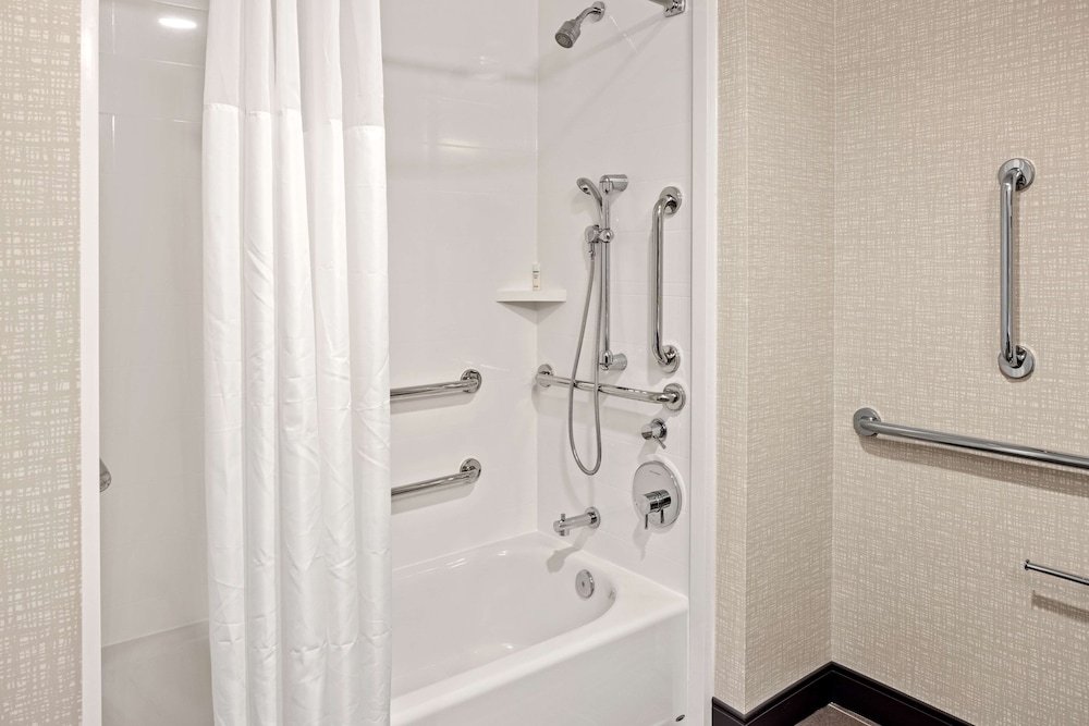 Room, 2 Queen Beds, Accessible, Bathtub (Mobility & Hearing) - Photo 2
