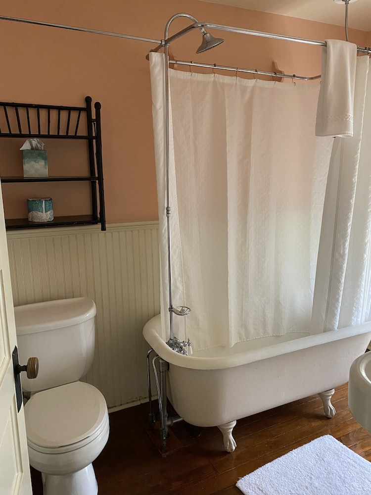 Standard Double Room, 1 Double Bed, Bathtub (Emily) photo 3