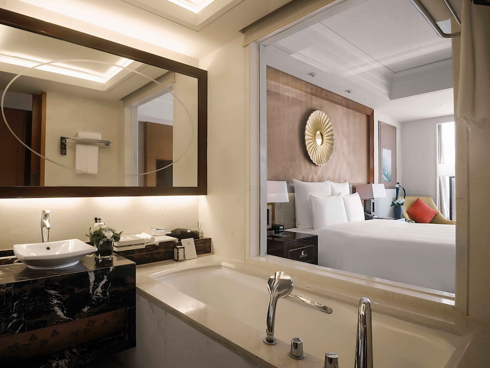 Deluxe Room, 1 King Bed, Balcony, River View - Photo 2