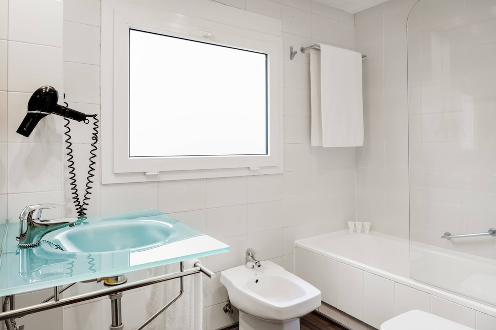 Standard Room, 2 Twin Beds, Pool View - Photo 9