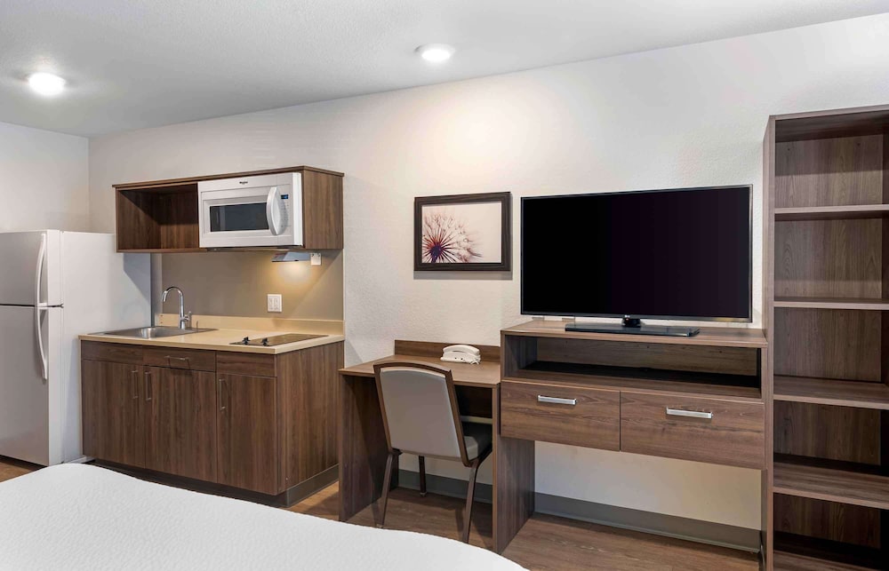 Standard Studio, 1 Queen Bed, Non Smoking, Refrigerator & Microwave photo 3