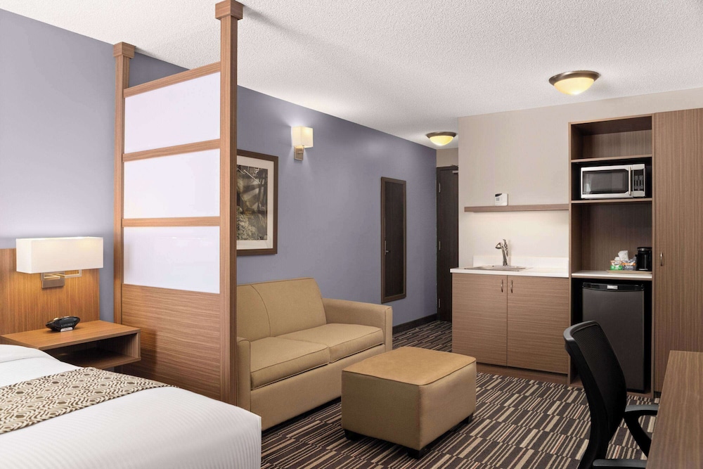 Suite, 1 Queen Bed, Non Smoking photo 3