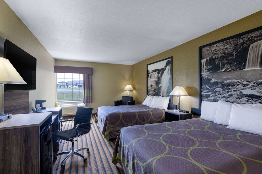 Room, 2 Queen Beds, Non Smoking (Upgraded) - Photo 1