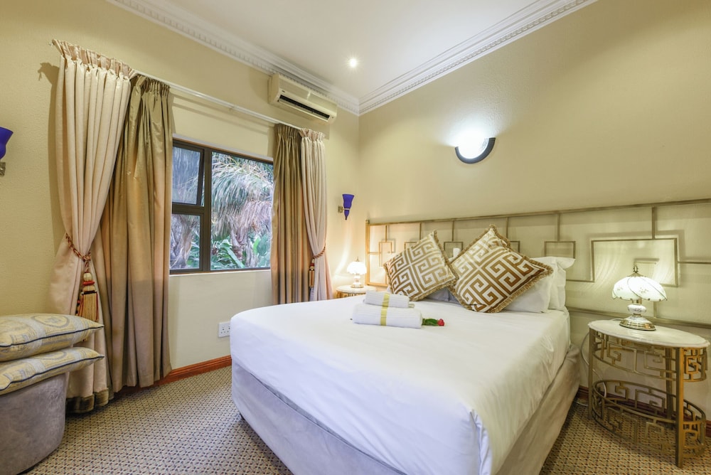 Room, 2 Queen Beds, Balcony (Mobility/Hearing Accessible, Tub) - Photo 6