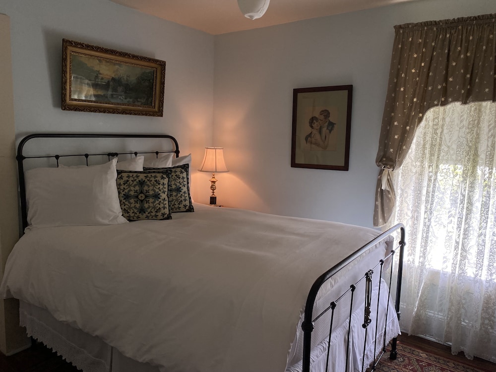 Standard Double Room, 1 Double Bed, Bathtub (Emily) photo 2
