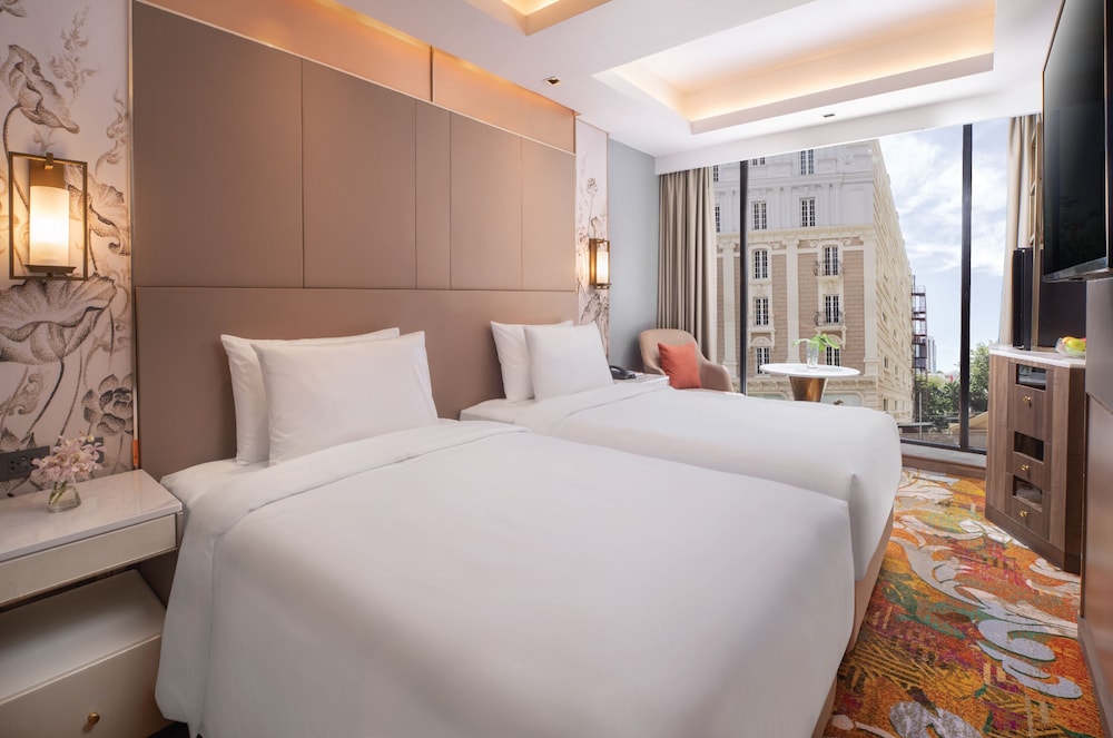 Deluxe Twin Room thumbnail 5