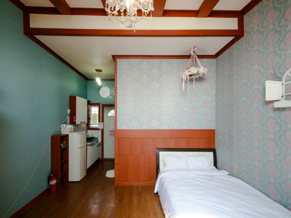 Room (Lavender) - Photo 4