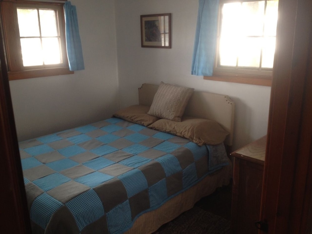 Panoramic Cabin, 2 Bedrooms, Kitchen, Lake View (Pine)