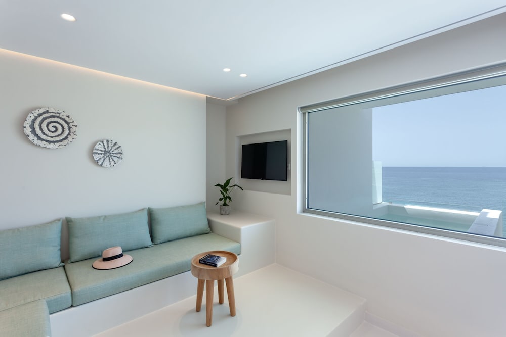Superior Triple Room, Sea View (Private Plunge Pool), photo 6