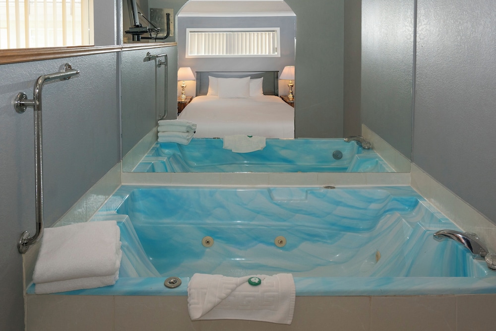Studio Suite, Jetted Tub photo 1