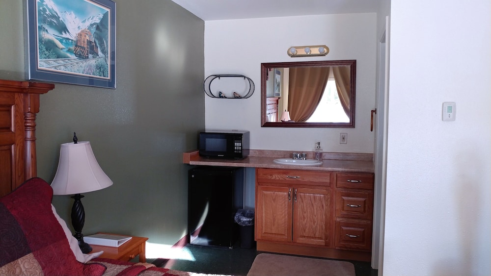 Economy Studio, 1 Queen Bed, Private Bathroom, Ground Floor photo 3