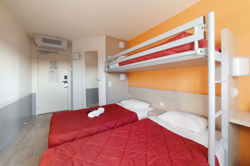 Standard Room, 3 Twin Beds - Photo 1