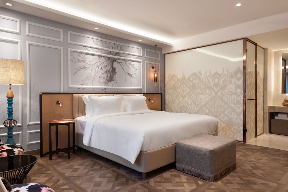 Suite, 1 King Bed with Sofa bed, Courtyard View thumbnail 5
