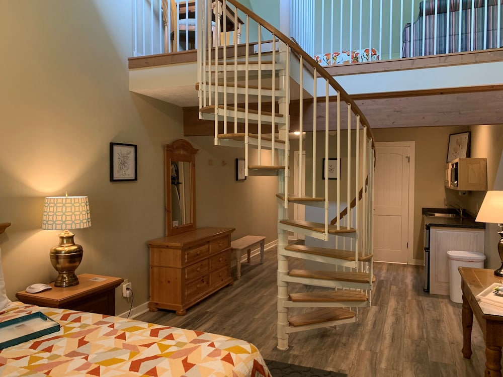 Superior Suite, 2 Bedrooms, Balcony, Mountain View