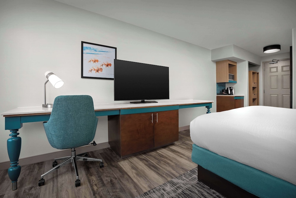 Deluxe Room, 1 King Bed photo 2