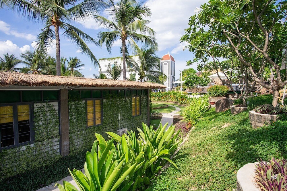 Bungalow with Garden View - Photo 6