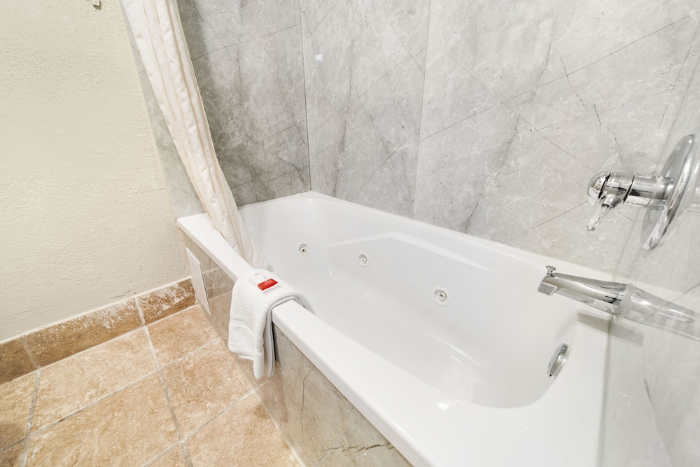 Suite, 1 King Bed, Non Smoking, Jetted Tub - Photo 3