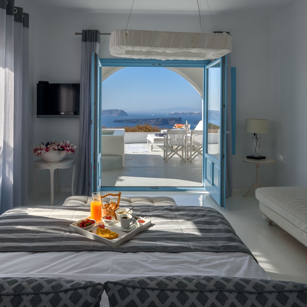 Deluxe Suite with Hot Tub and Caldera View - Photo 4