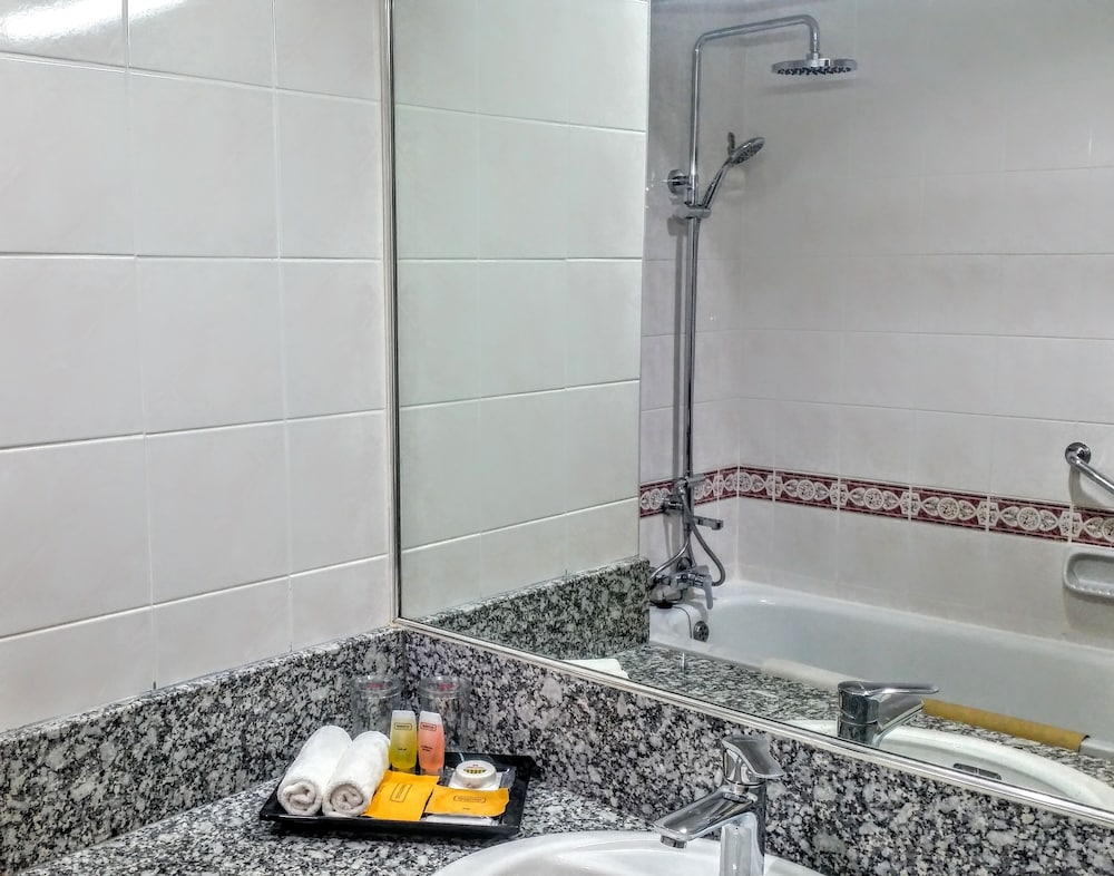 Premium Twin Room - Photo 6