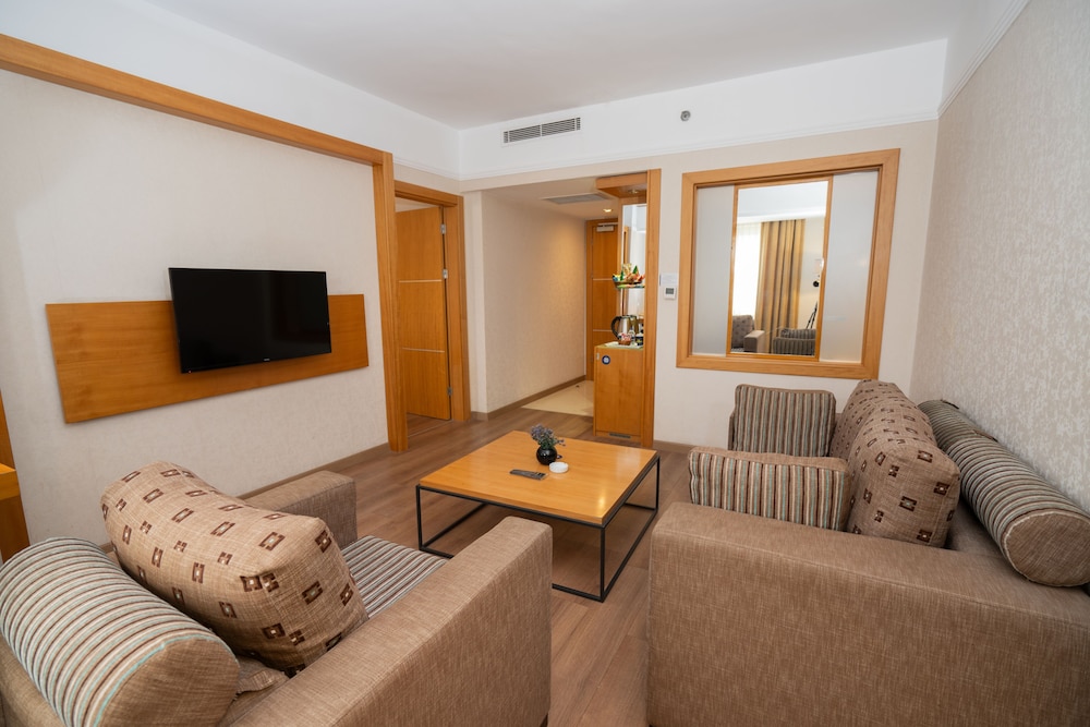Junior Suite, 1 King Bed - Photo 1