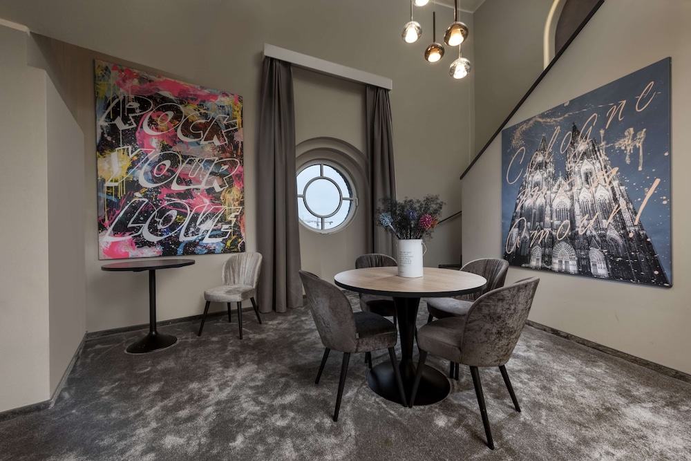 Suite, 1 King Bed (Art Duplex)
