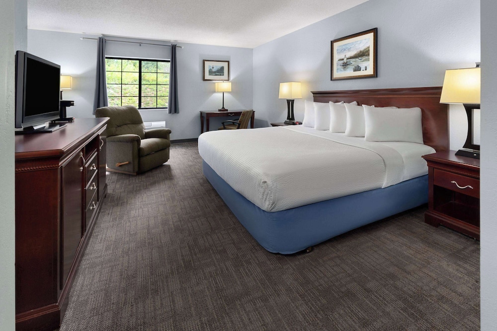 1 King Bed, Non-Smoking - Photo 5