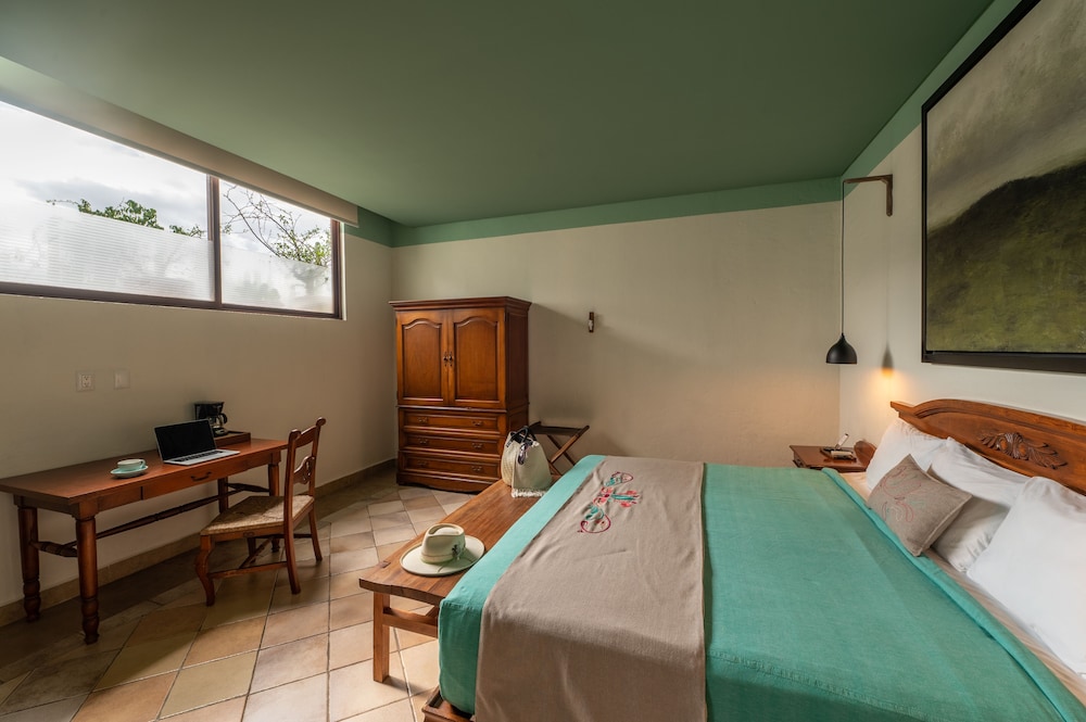 Superior Room, 1 King Bed photo 2