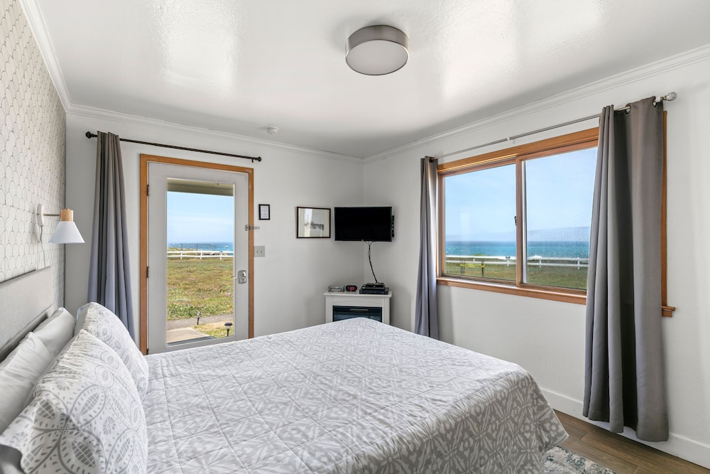 Romantic Room, 1 Queen Bed, Fireplace, Ocean View (No Pets Allowed) photo 1