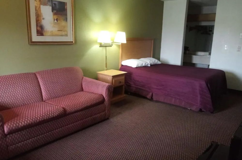 Standard Room, 1 Queen Bed, Refrigerator & Microwave photo 1