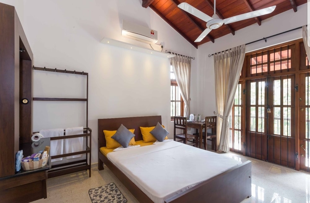 Deluxe Double Room, 1 Queen Bed, Private Bathroom, Garden View photo 2