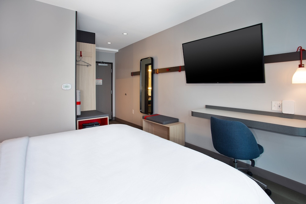 Standard Room, 1 King Bed, Roll-in Shower (Communications) - Photo 1