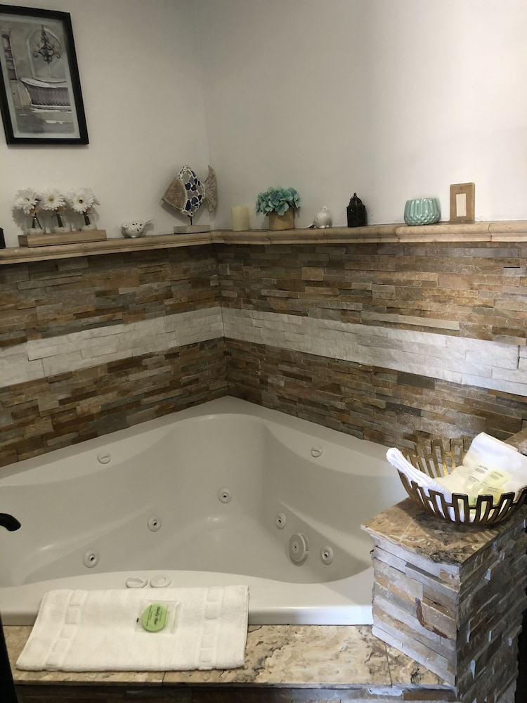 Romantic Suite, 1 Queen Bed, Hot Tub photo 1