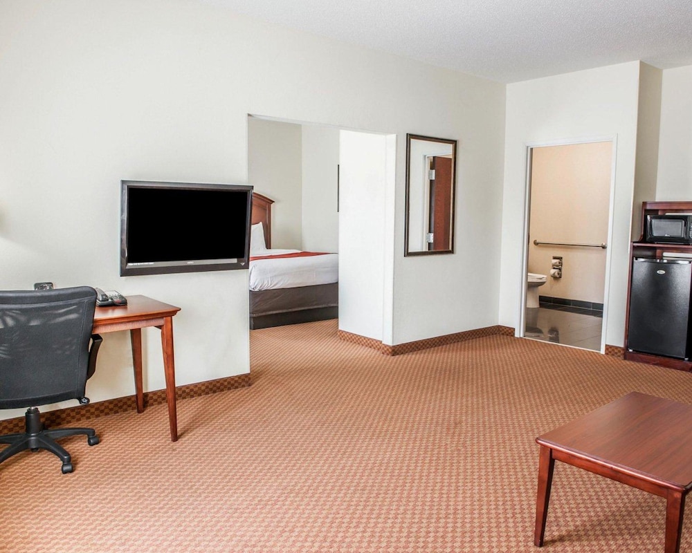 Suite, 1 Bedroom, Non Smoking (2 Queen Beds with Sofa Bed) - Photo 7