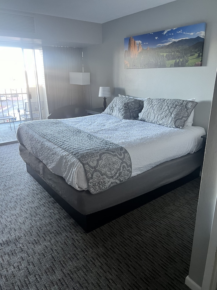 Standard Room, 1 Queen Bed, Balcony photo 1