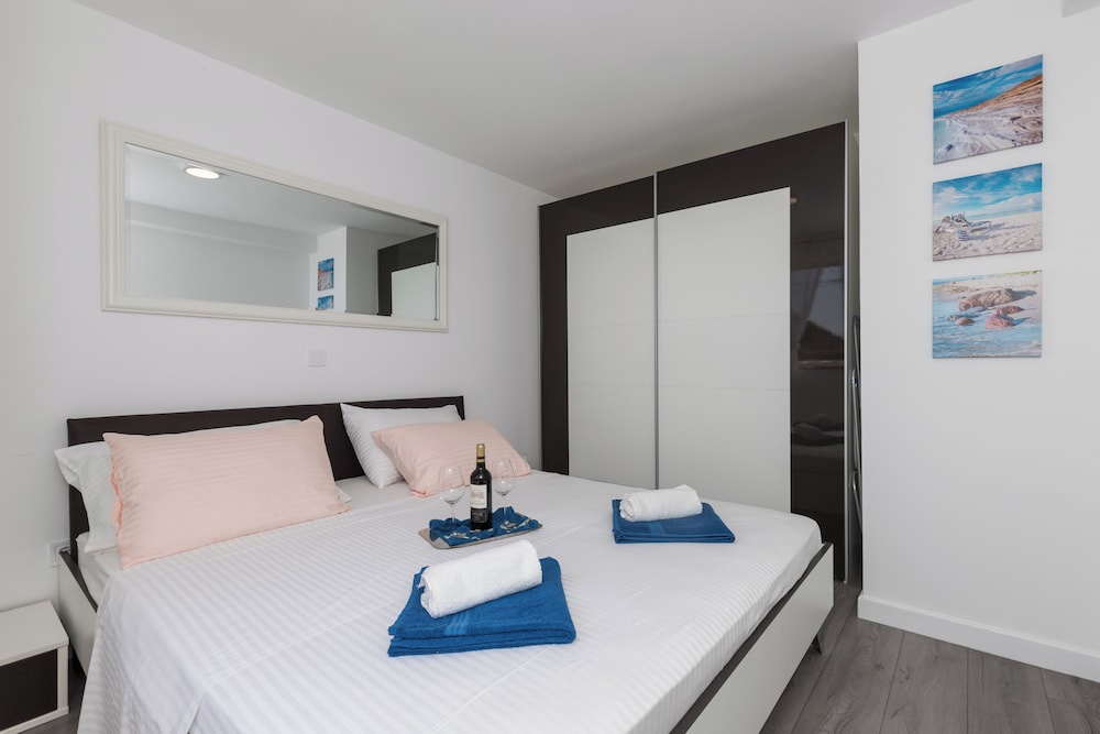 Apartment (One Bedroom Apartment with Terrace an)